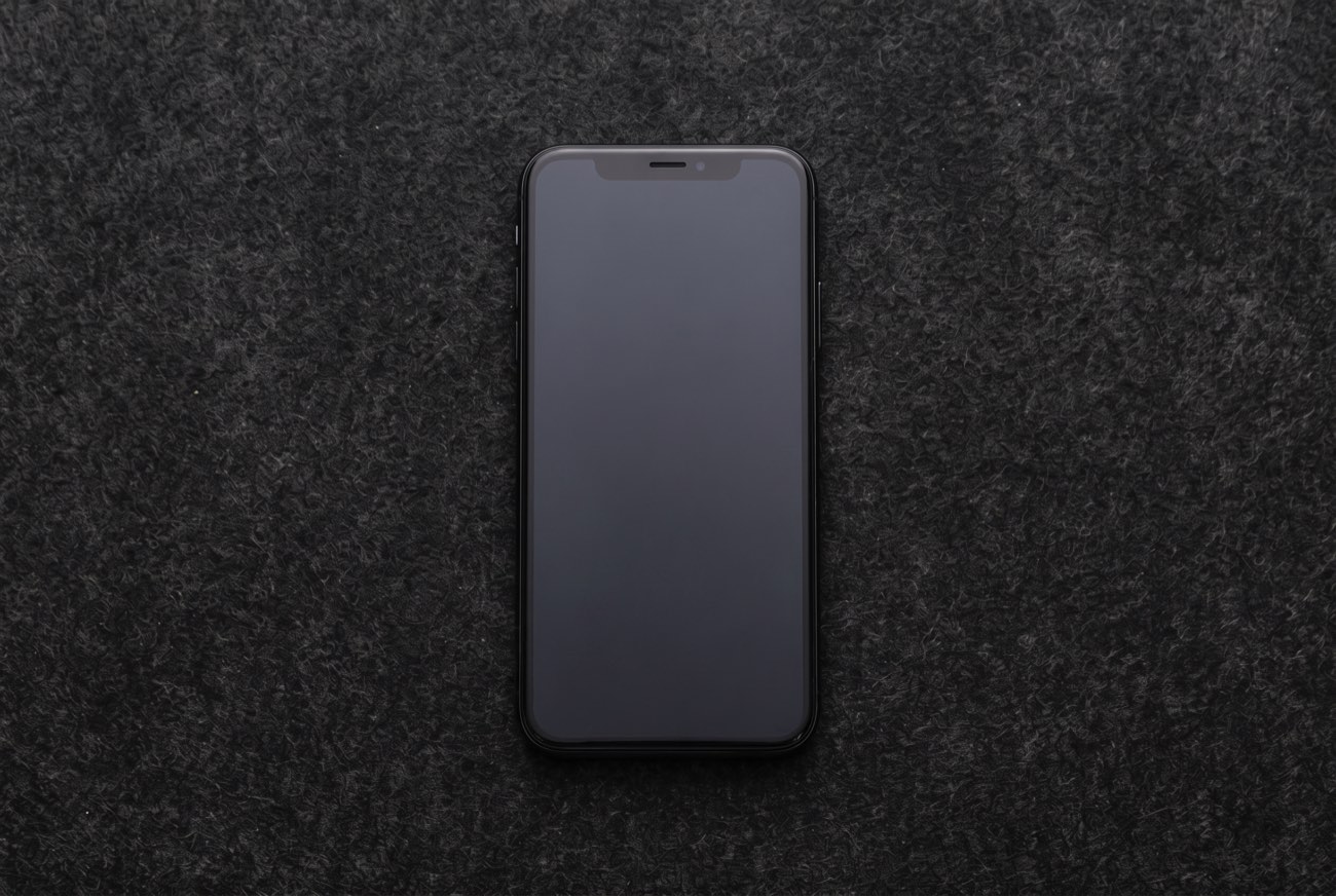 El mismo celular ya reparado, con el vidrio de la pantalla impecable.