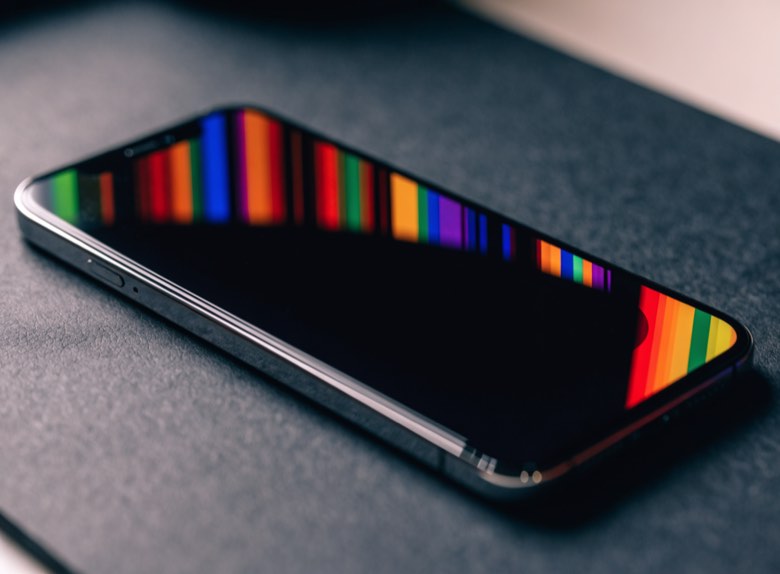 La pantalla de un celular con franjas verticales de colores intensos y una zona negra sin imagen en la mitad de abajo.